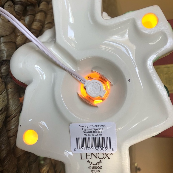 Lenox Snoopy’s Christmas Lighted Figurine Collectible 8.5” x 7.5” Original Box. - Picture 7 of 11